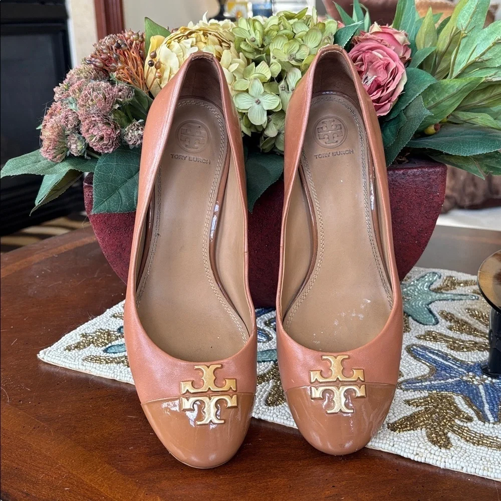 Tory Burch Raleigh Cap Toe Pumps Neutral Tan Leather Block Heels Gold Tone Logo